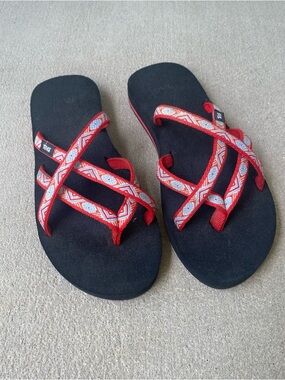 Teva Olowahu Slip On Black Sandals with Red and White Patterned Straps Size 8